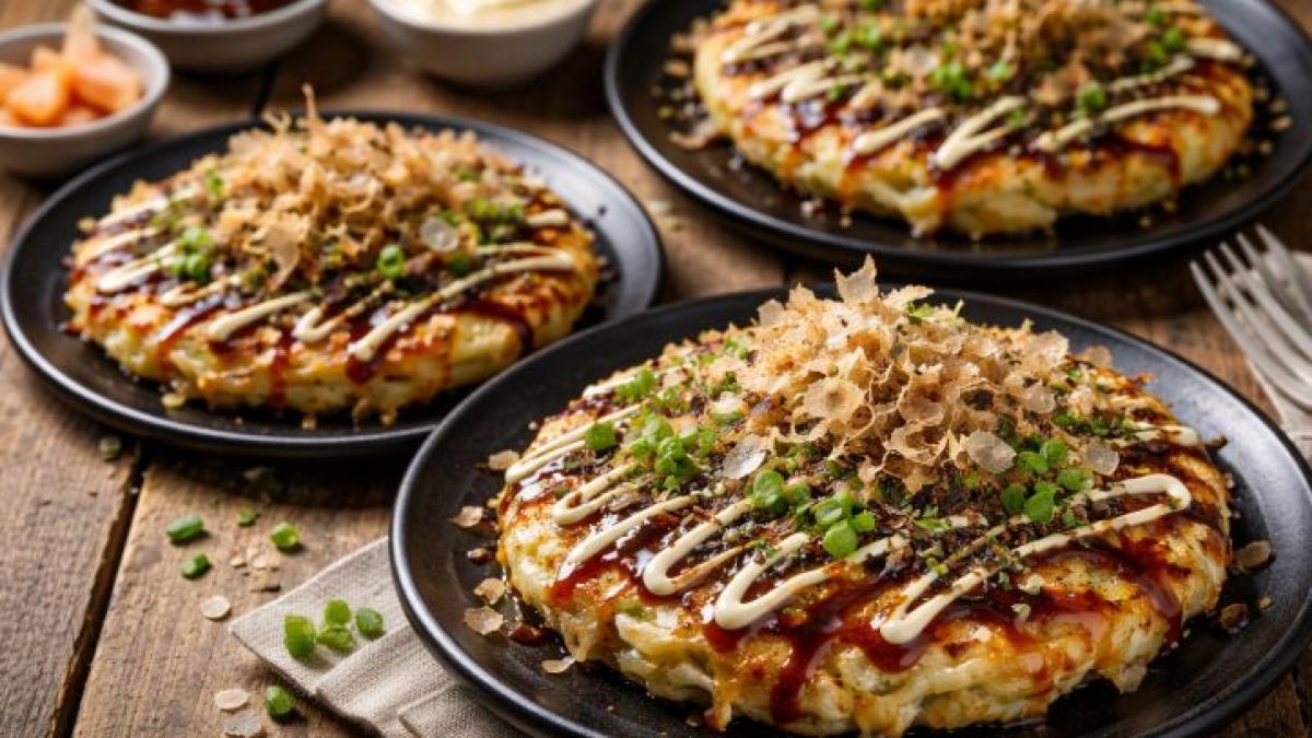 Okonomiyaki, clătita japoneză cu varză sau ce vrei tu