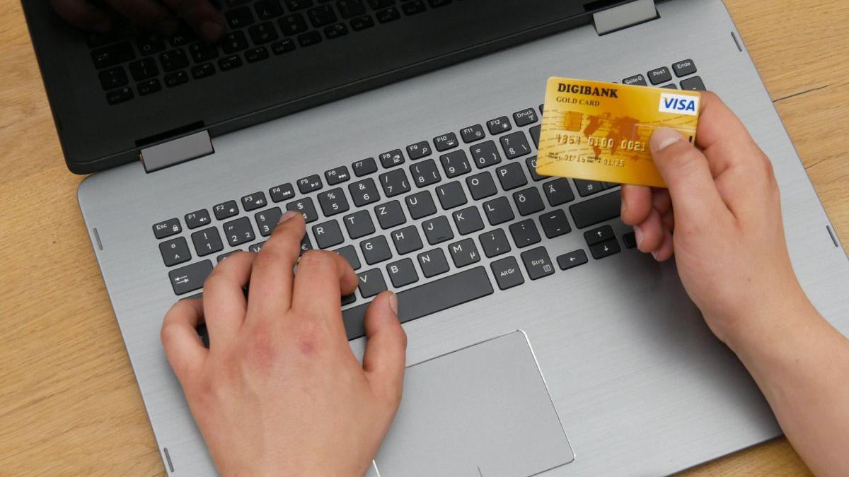 Capcane online: Circa 15% dintre români cad în plasa reducerilor false și a imaginilor trucate