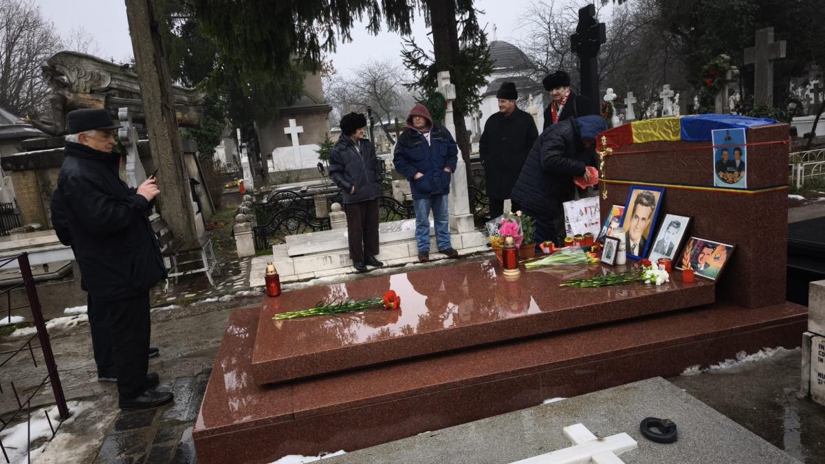 ceausescu sarbatorit cimitir nostalgici comunism invieze impuscat bolojean
