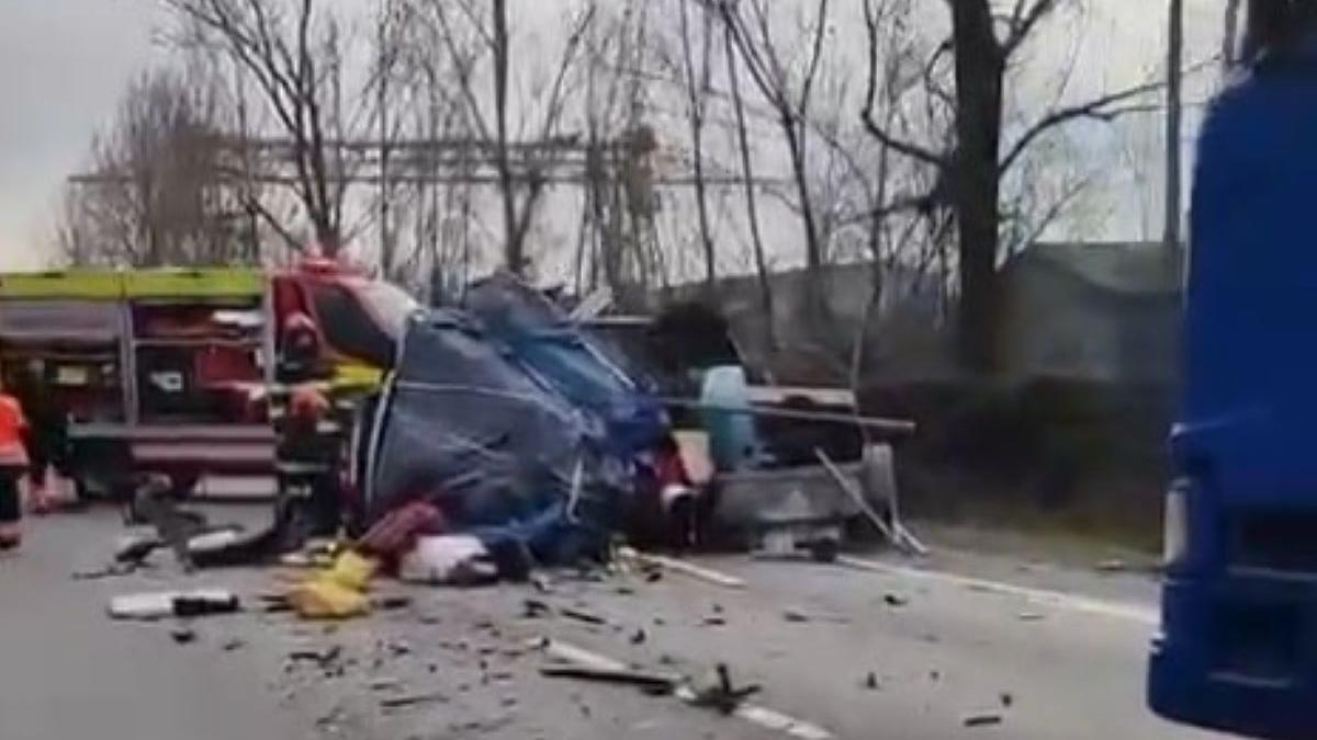 Accident rutier grav pe DN6 la Gura Văii, Mehedinți: Mașină zdrobită de două camioane – Victimă în stop cardiac!