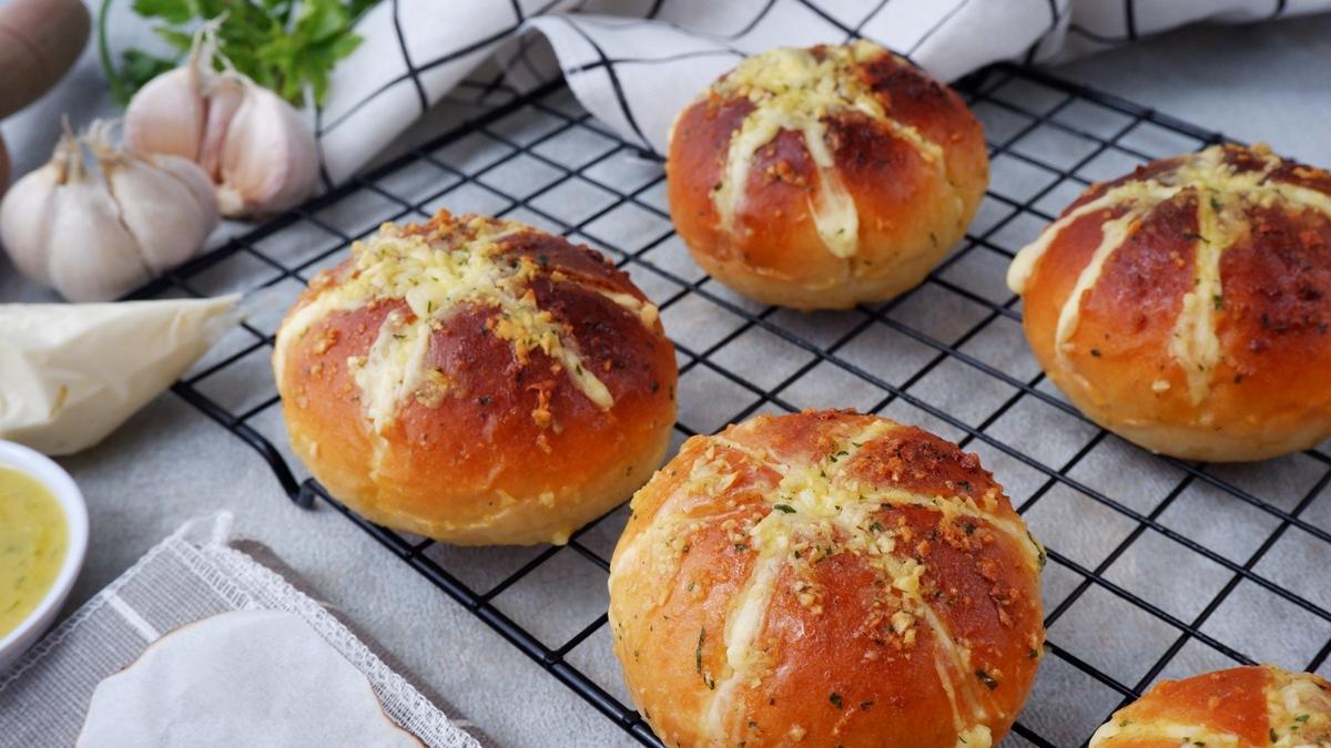 Cum să prepari rapid pâine delicioasă cu usturoi și cremă de brânză