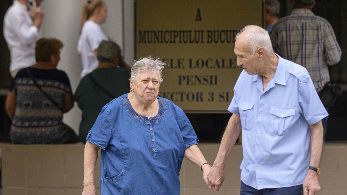 Ce îi așteaptă pe pensionari în 2027? Majorările sunt în pericol după ce statul s-a împrumutat masiv