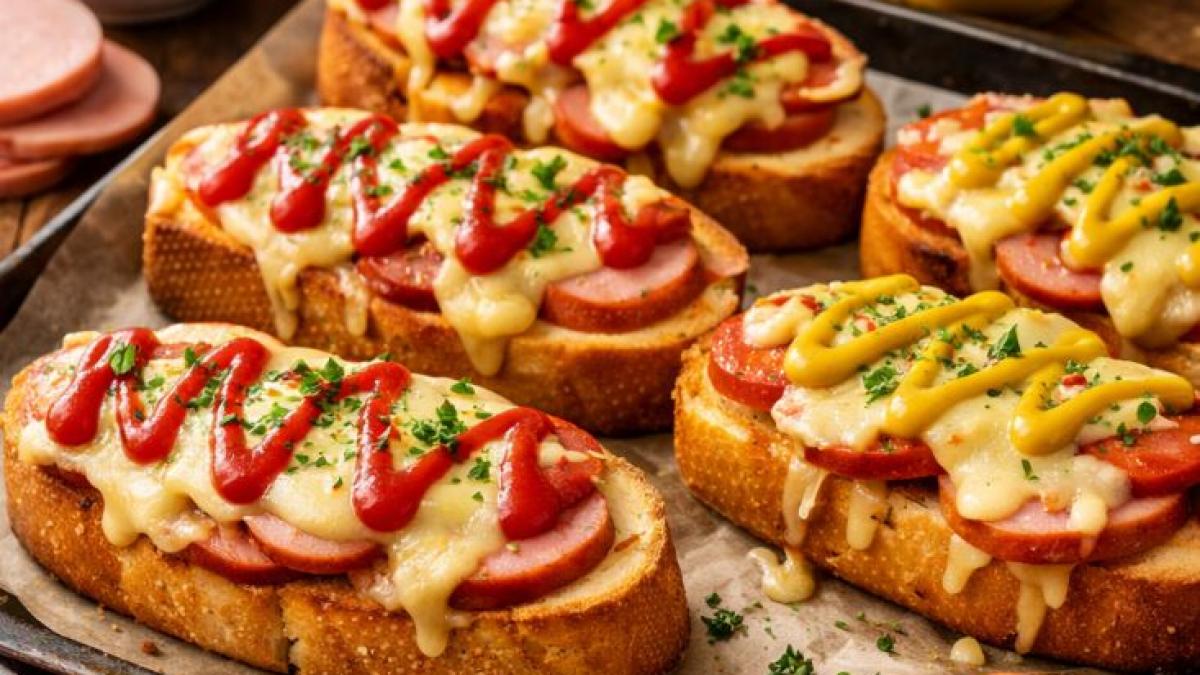 Sandwichuri fericite: Gustul copilăriei cu parizer și cașcaval la cuptor