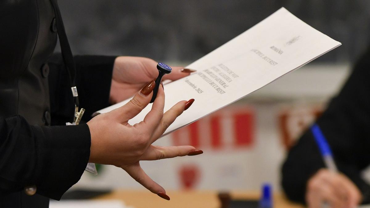 Scade numărul românilor cu drept de vot