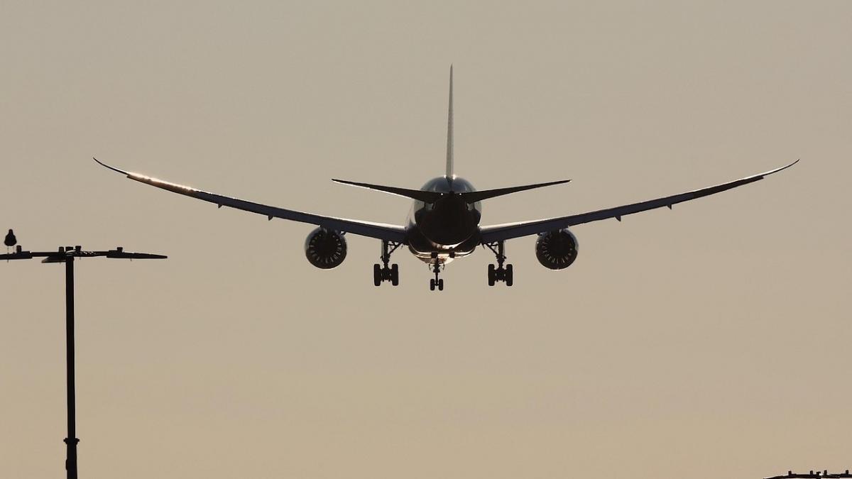 Zborurile de la Otopeni și Băneasa continuă în condiții de iarnă.