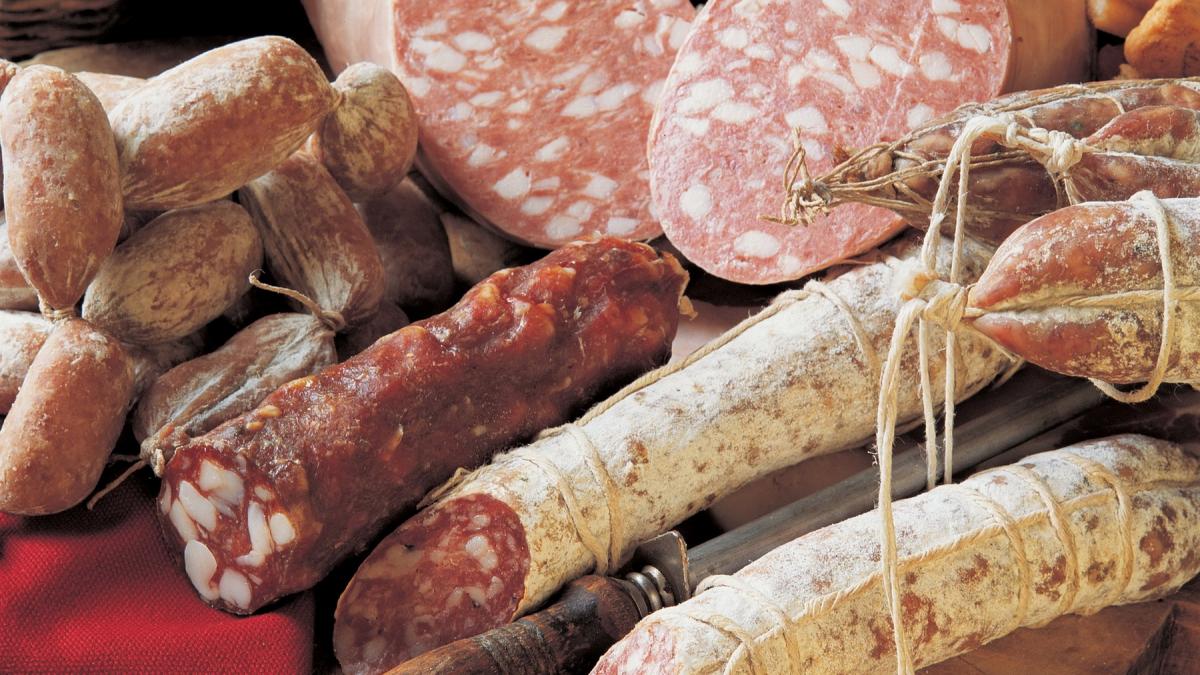 Alimentele ultraprocesate încurajează consumul și ar trebui reglementate ca țigările