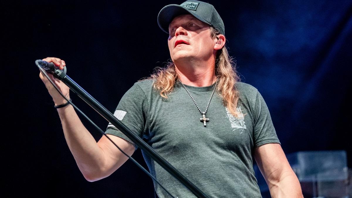 Brad Arnold, solistul trupei 3 Doors Down, a murit la 47 de ani după o luptă cu cancerul