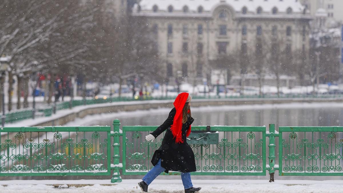 Meteo București: Ninsori slabe și intensificări ale vântului