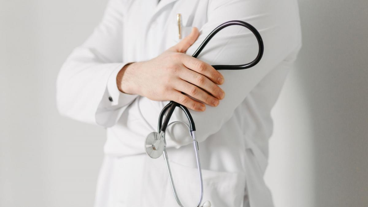 Rectorii de la Medicină susțin măsura propusă de Bolojan pentru a ține medicii în România