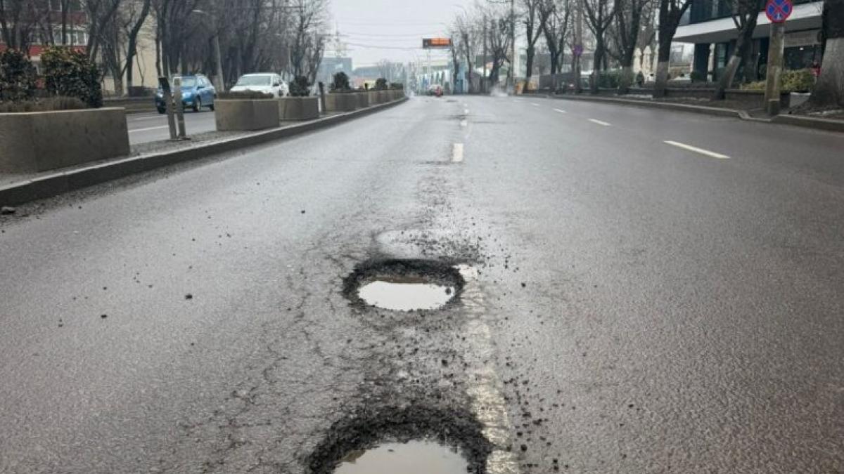 Brigada Rutieră a amendat primăriile din Capitală cu 6.000 de euro pentru gropile din asfalt