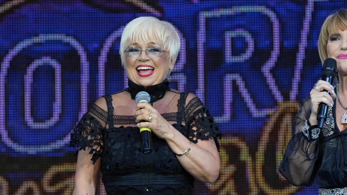 la 69 de ani maria nagy cantareata supranumita bonnie tyler de romania se relanseaza in muzica nici o secunda nu am incetat sa visez