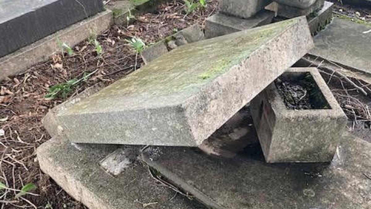 Morminte profanate într-un cimitir din județul Constanța. Poliția a deschis dosar penal