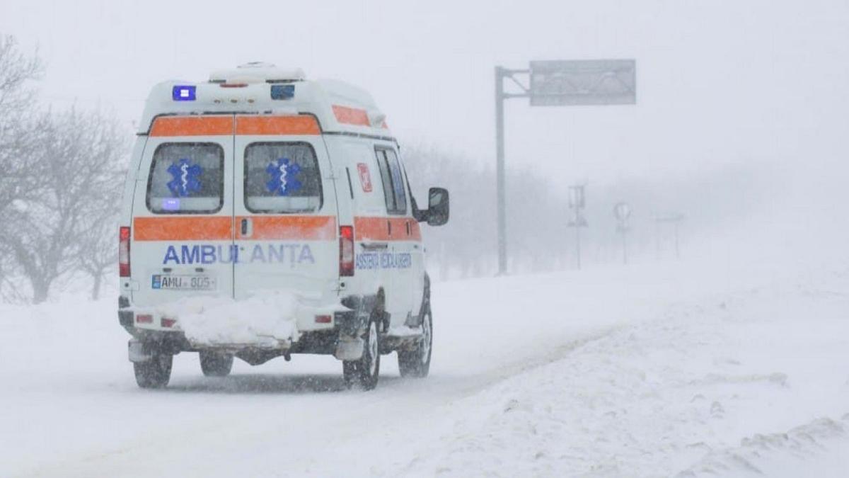 O ambulanță care a preluat o femeie ce abia născuse a rămas blocată