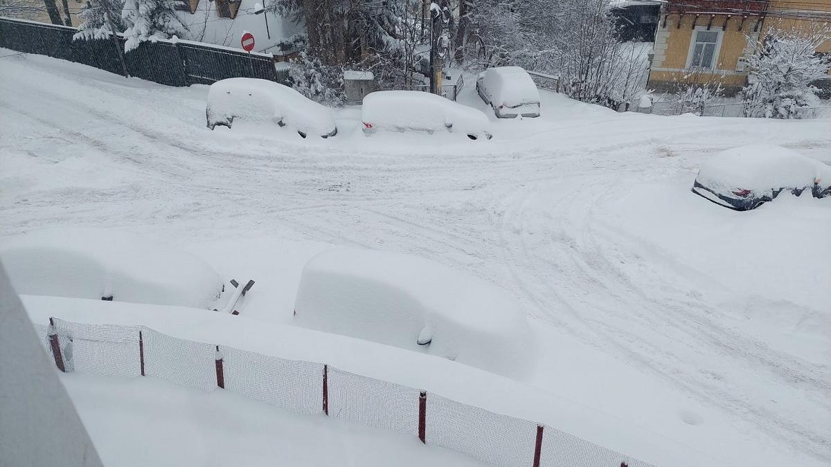 UPDATE Vreme severă în 21 de județe: drumuri închise, curse anulate și mii de oameni fără curent