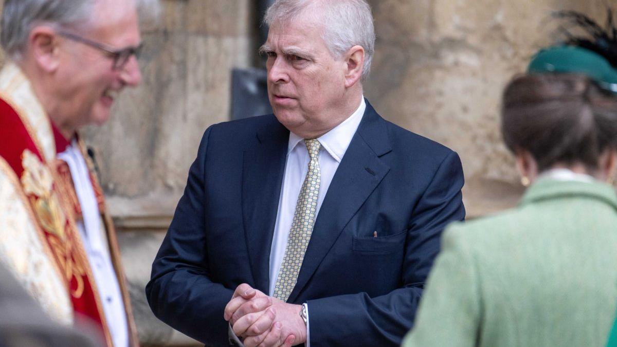 Guvernul britanic ia în calcul scoaterea lui Andrew, fratele lui Charles, din linia de succesiune
