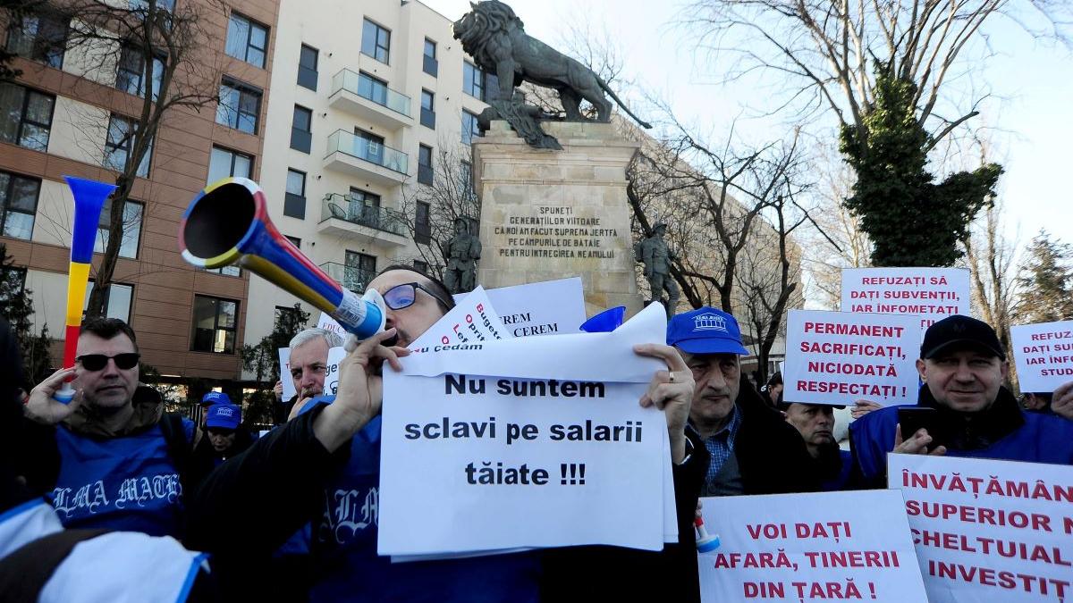 Sindicalişti din educaţie şi studenţi protestează în faţa Palatului Cotroceni