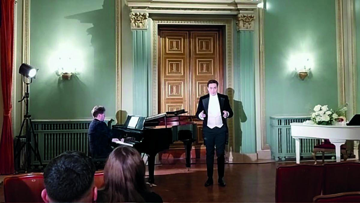 Baritonul Erdős Róbert și pianistul Szőcs Botond, muzicienii geniali care reprezintă România la evenimente internaționale
