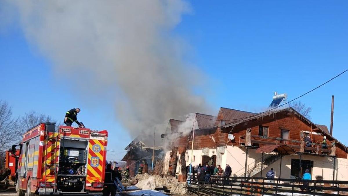 Incendiu la restaurantul unei pensiuni din Bacău. Focul a cuprins acoperișul