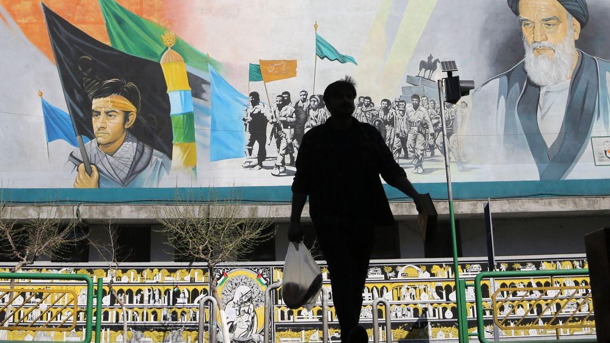 40 de zile de doliu public în Iran. Cine conduce țara după moartea lui Khamenei?