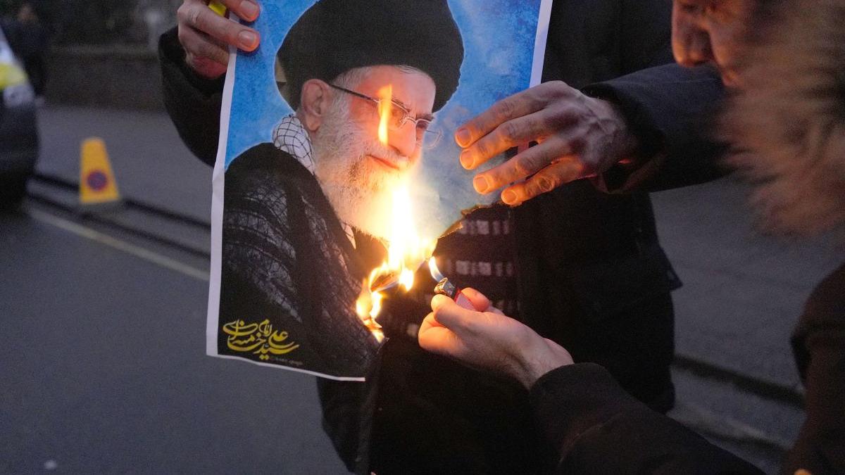 Paranoia puterii absolute: Iranul sub Khamenei, trei decenii de teroare