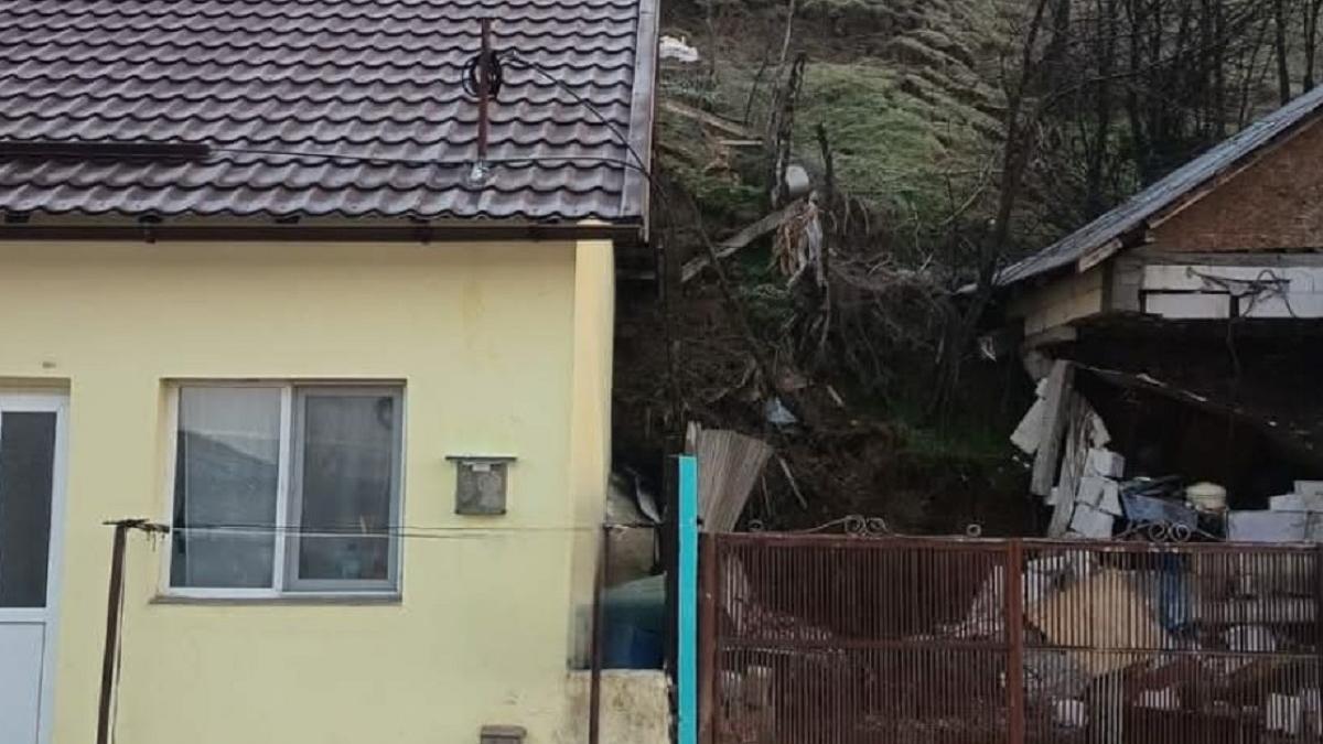 Alunecare de terene în Slatina. Șapte locuințe afectate și 25 de persoane evacuate