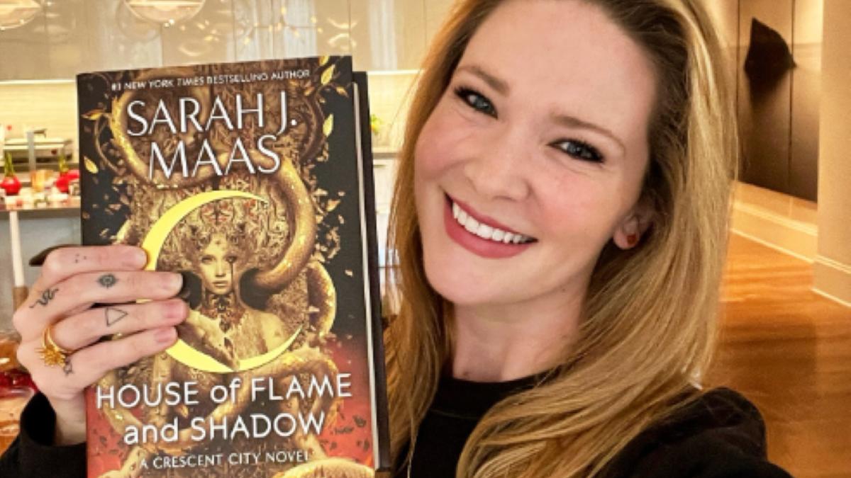Scriitoarea Sarah J. Maas anunţă două noi romane din seria „A Court of Thorns and Roses”