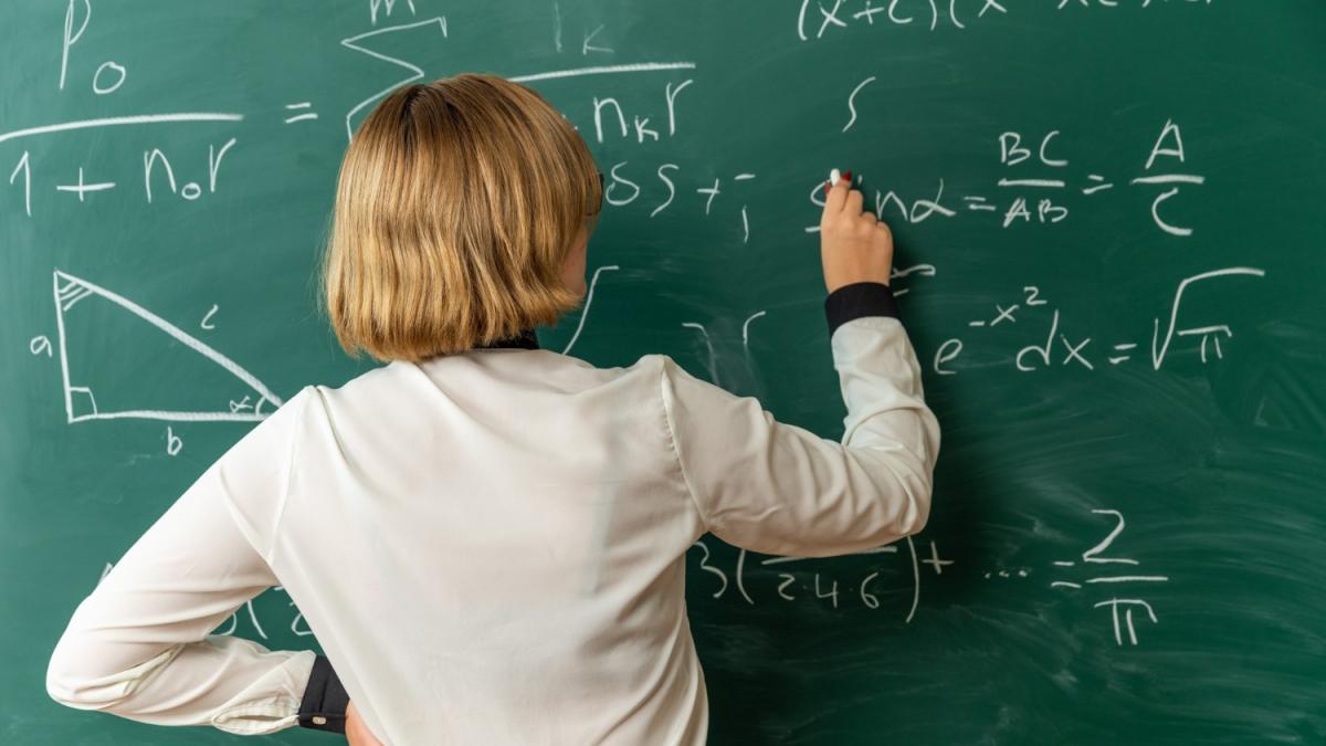 Norma de predare, redusă cu două ore pentru dascălii cu vechime