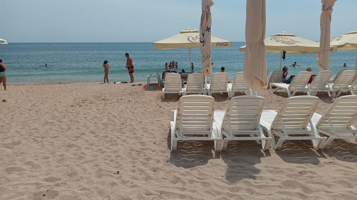 Încă un an de alergat cu șezlongul în spate, pe plajele din România