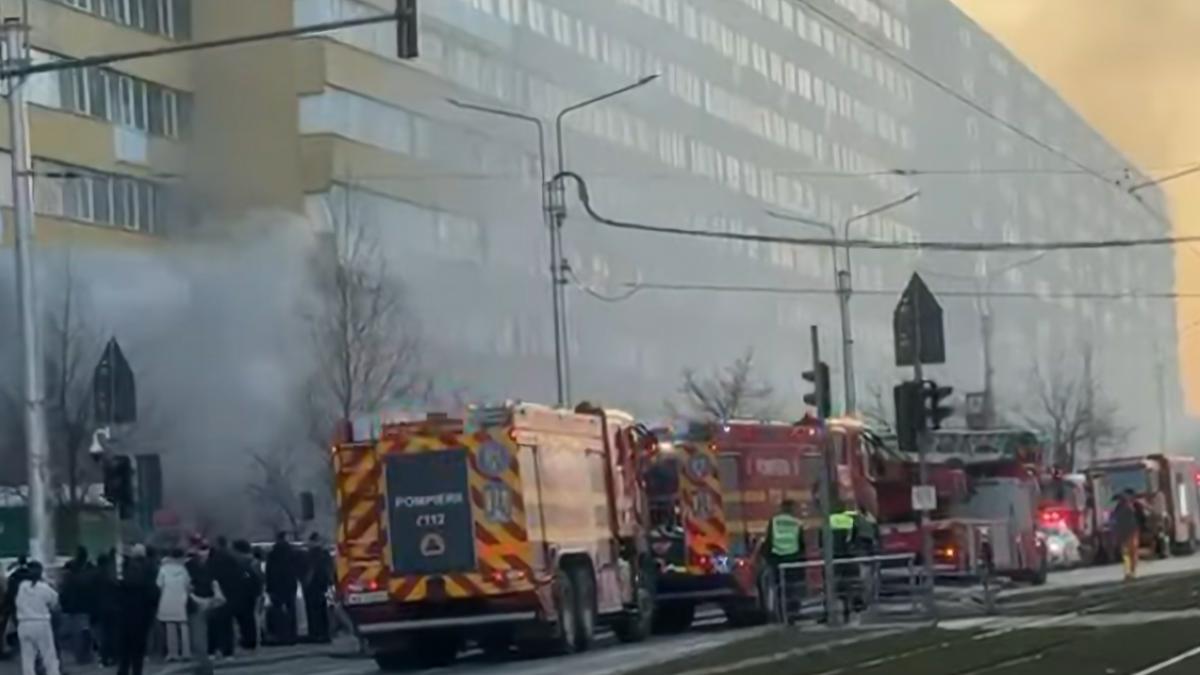 Incendiu uriaș la parterul unui bloc din Capitală. Pompierii încarcă evacuarea locatarilor