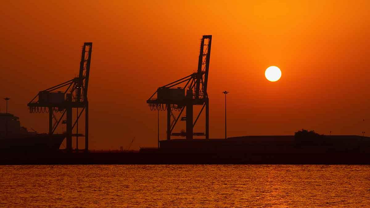 „Părăsiți zona imediat!” Iranul transformă porturile din Emirate în ținte de război