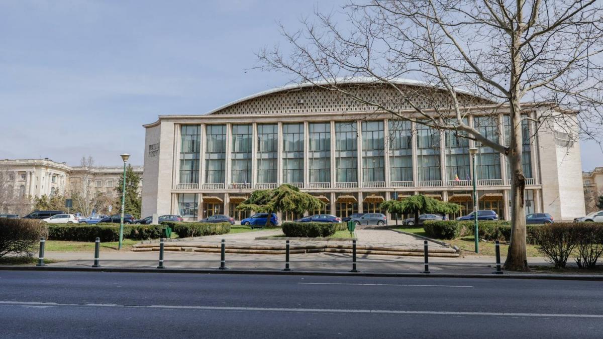 Stâlpișori și ordine în centrul Capitalei: Primăria Generală a curățat spațiul public din fața Sălii Palatului