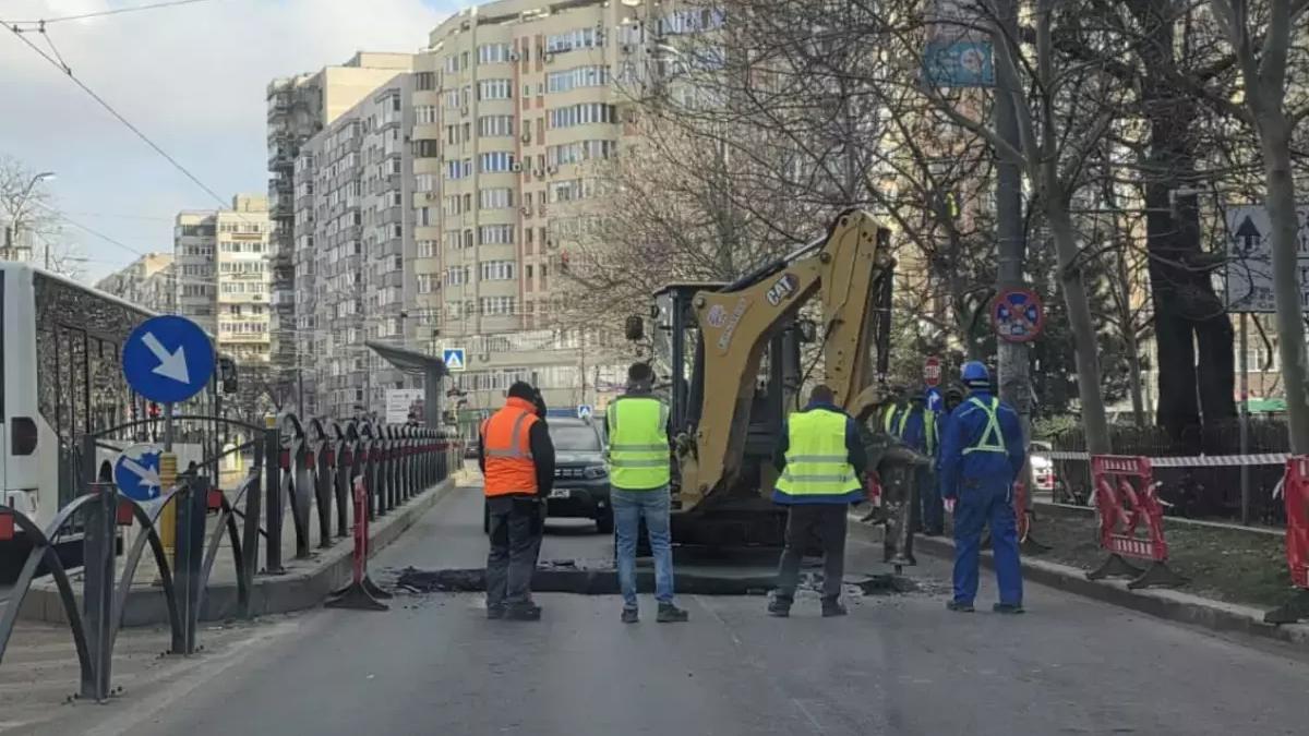 Haos în trafic: Șoseaua Mihai Bravu, blocată parțial după o surpare a asfaltului