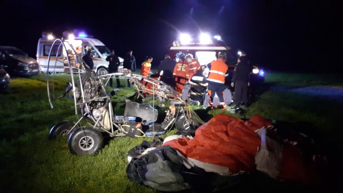 O parapantă s-a prăbușit în Bihor. Pilotul și o fată de 19 ani au murit