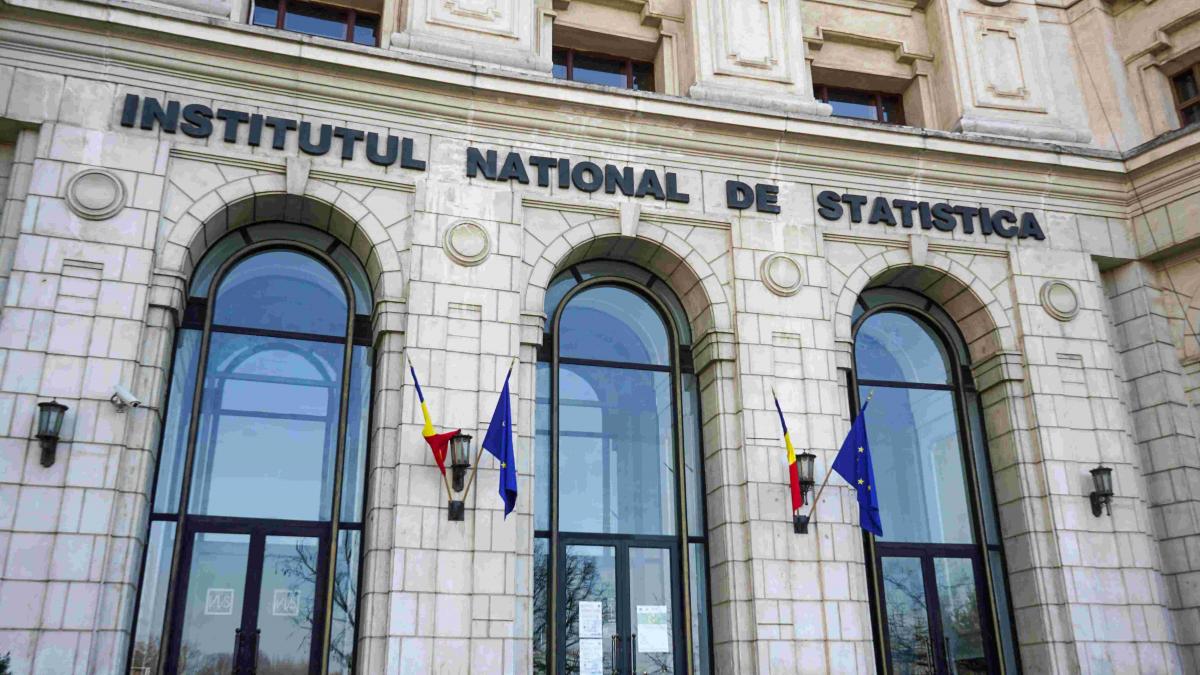 Angajații INS așteptau creșteri de salarii și au primit noi tăieri