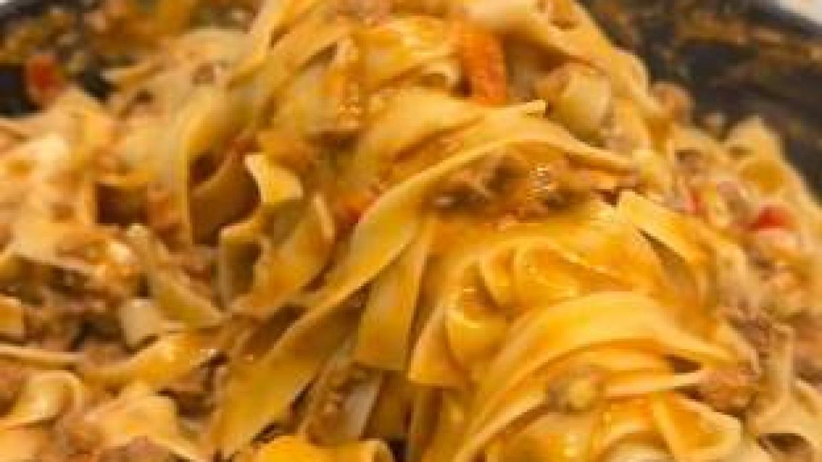 Rețeta Laurei Cosoi de tagliatelle bolognese pentru copii