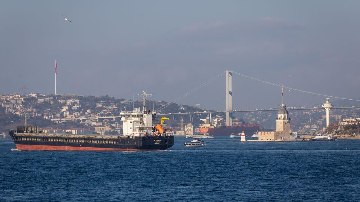 Dubla măsură la Casa Albă: SUA suspendă sancțiunile pentru petrolul iranian, în timp ce bombardează Teheranul