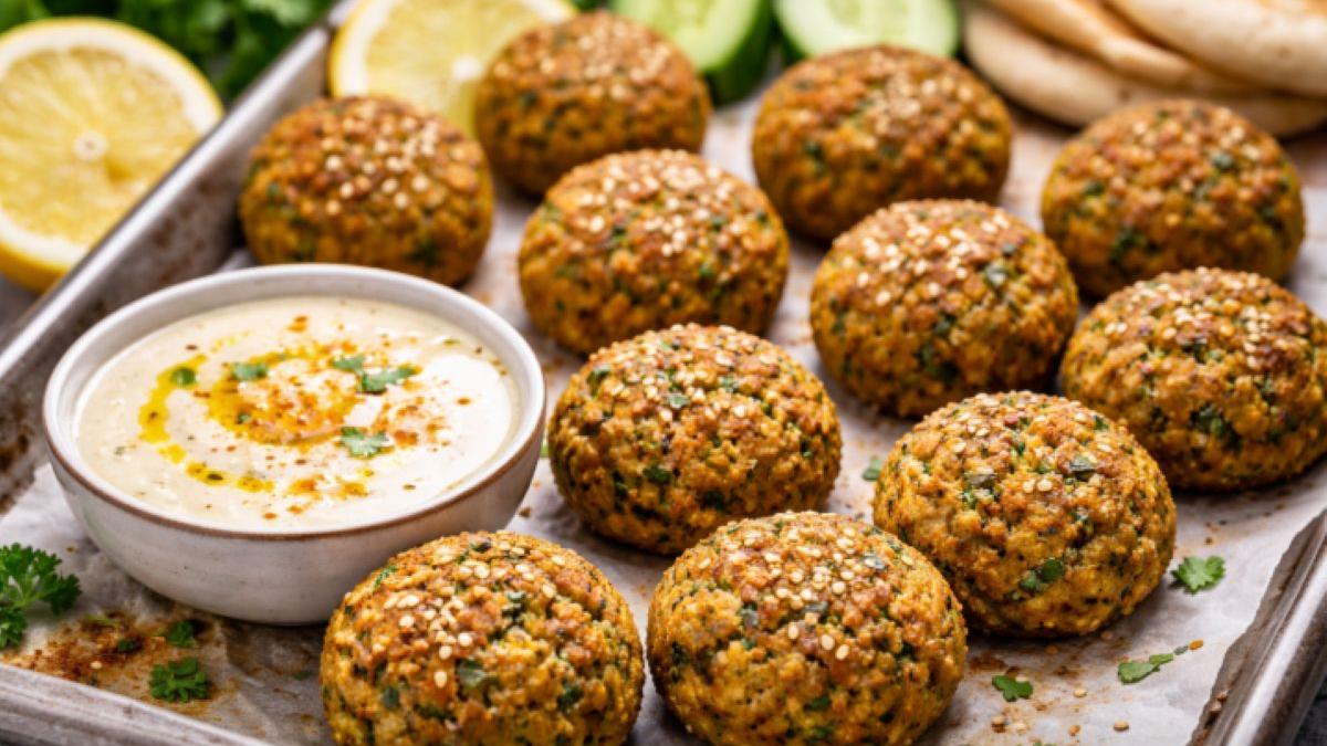 Falafel la cuptor, rețeta simplă cu năut și verdețuri