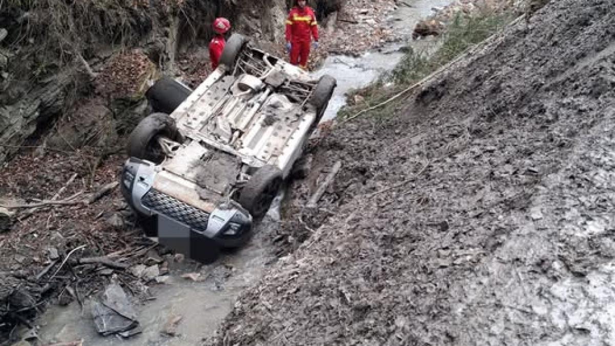 Tragedie în Neamț: Un bărbat de 56 de ani a murit după ce a plonjat cu mașina într-un pârâu
