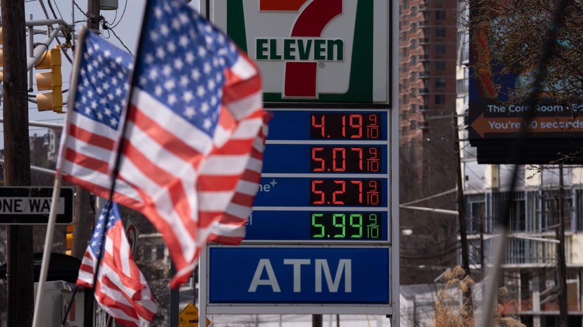 Criză globală: petrolul sare peste 110 dolari după discursul lui Trump despre Iran, piețele se prăbușesc
