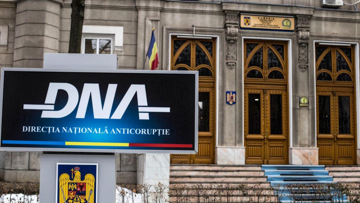 Anchetă explozivă la Bacău: șef de poliție, acuzat că a luat mită în timpul unui control