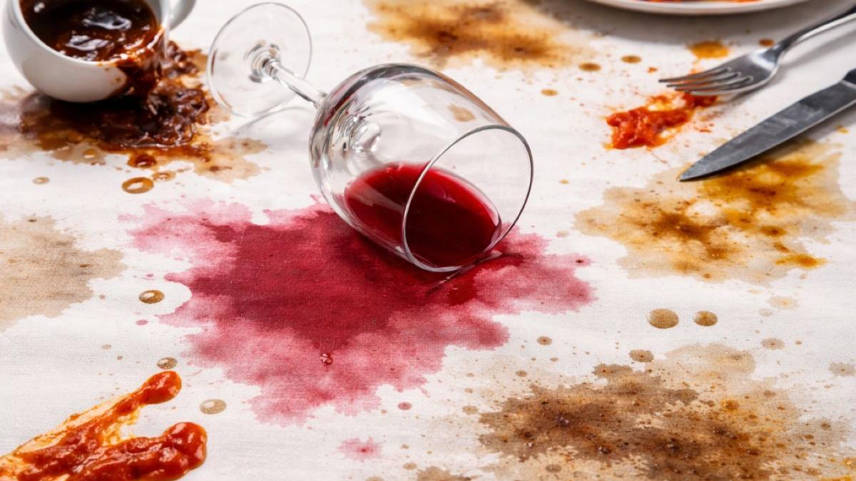 Fețe de masă pătate? Iată cele mai bune soluții ca să arate ca noi