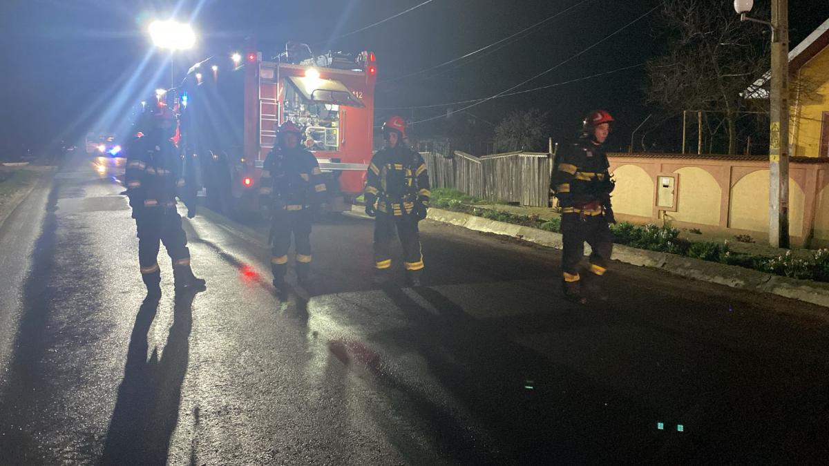 UPDATE Accident în Prahova: Operaţiunea de transvazare a încărcăturii s-a încheiat, iar cisterna a fost repusă pe roţi