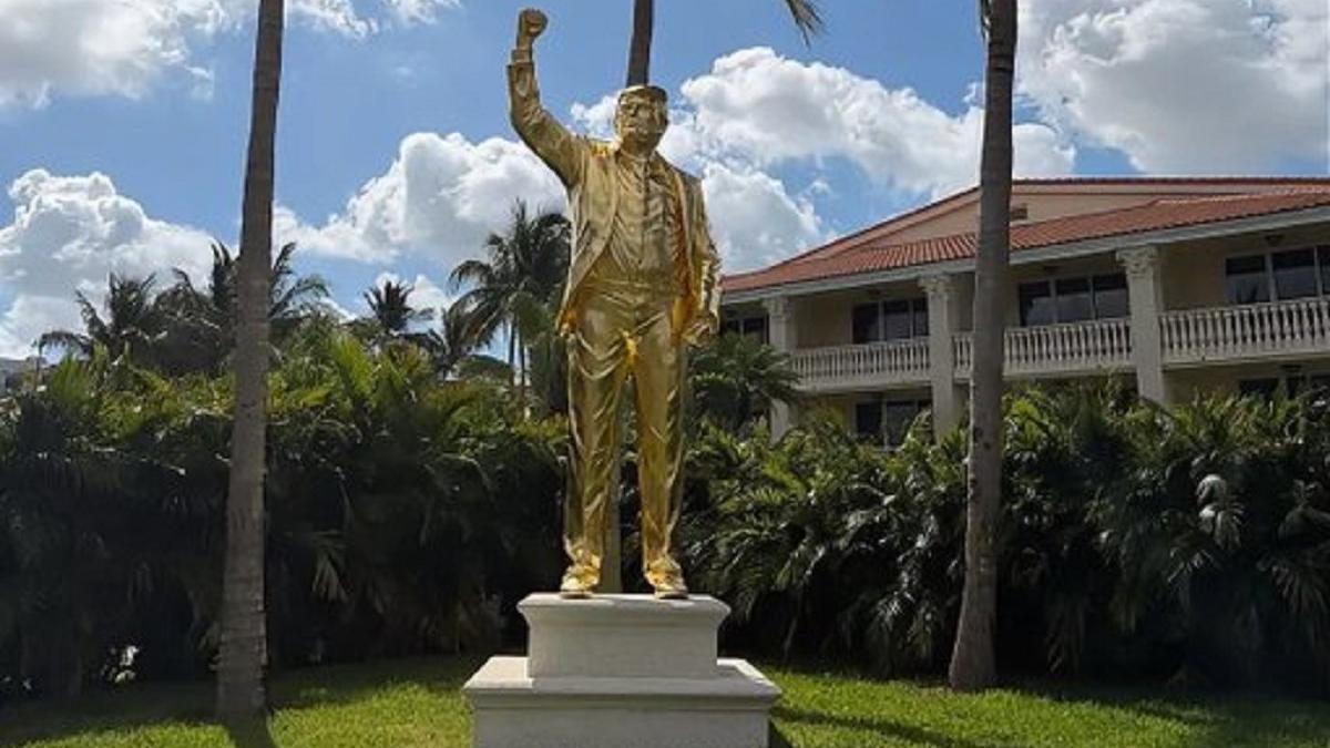 mania grandorii donald trump statuie acoperita cu aur