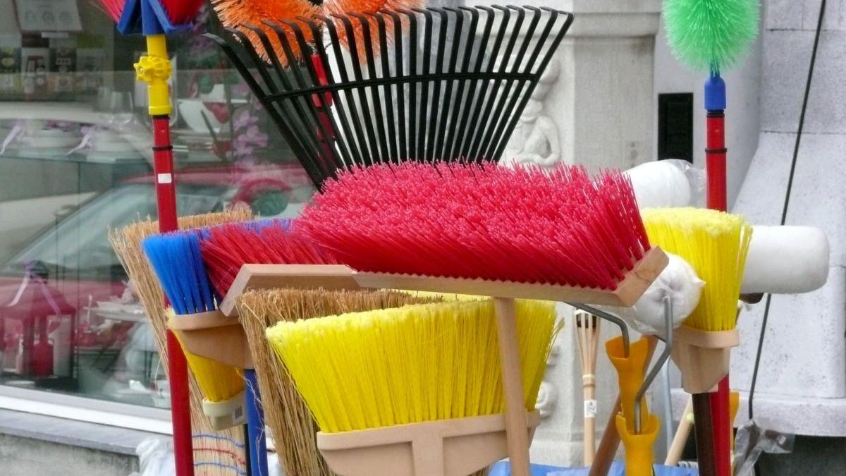 Superstiții românești: De ce să nu faci curățenie în casă după apusul soarelui?
