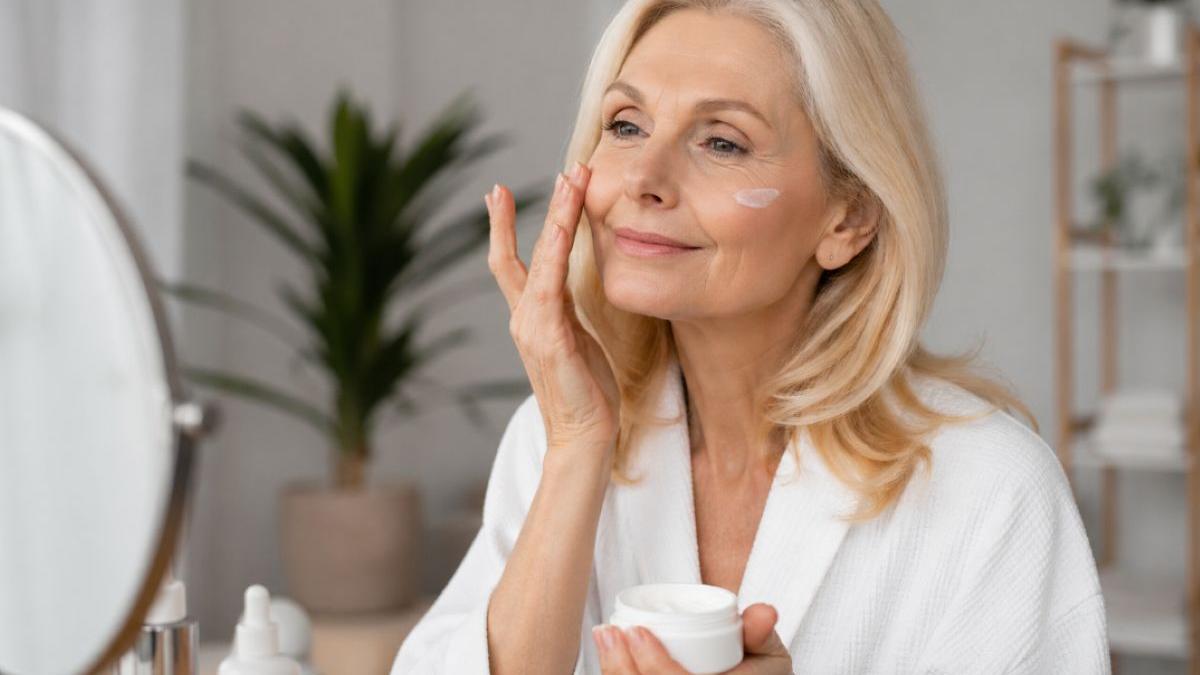 Menopauza afectează pielea: ce produse sunt recomandate după 50 de ani