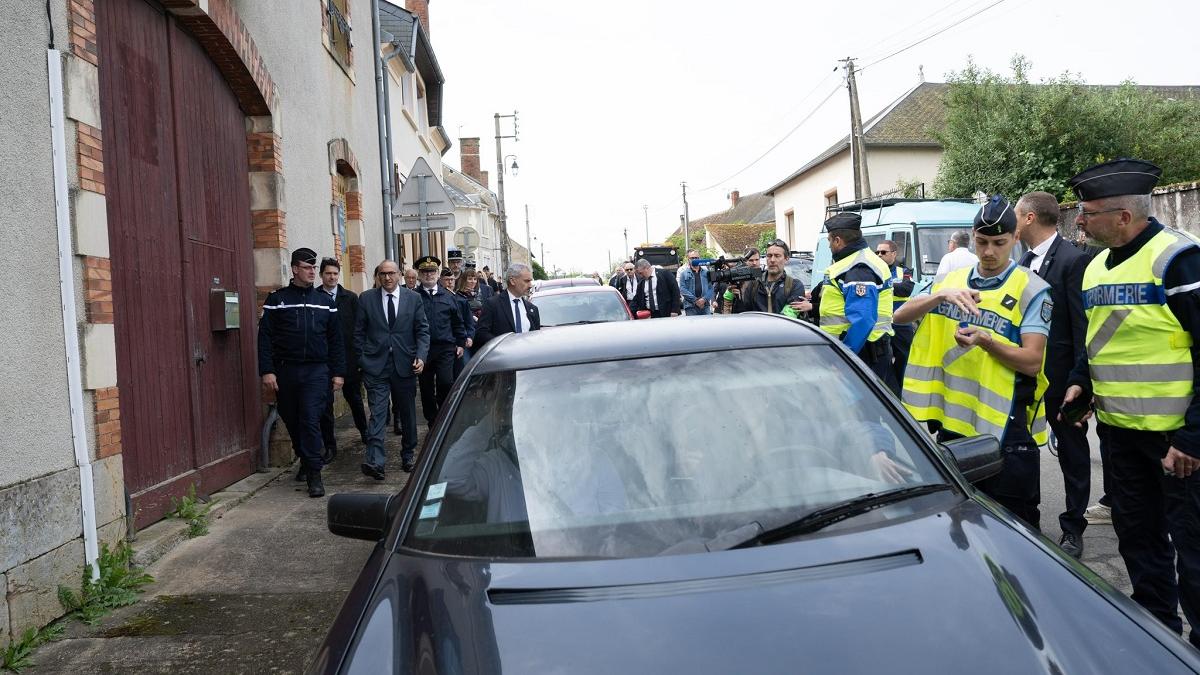 Ministrul francez de Interne a oprit cu elicopterul o adunare rave desfășurată pe un poligon militar