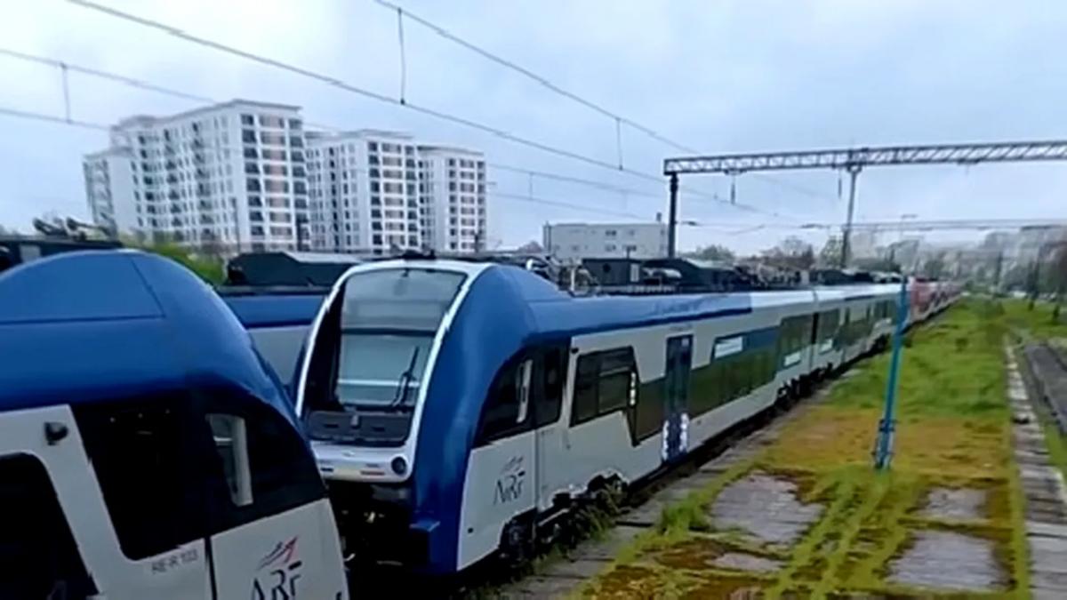 Muzeul trenurilor noi din Gara Obor: 21 de garnituri de ultimă generație zac în soare în loc să transporte călători