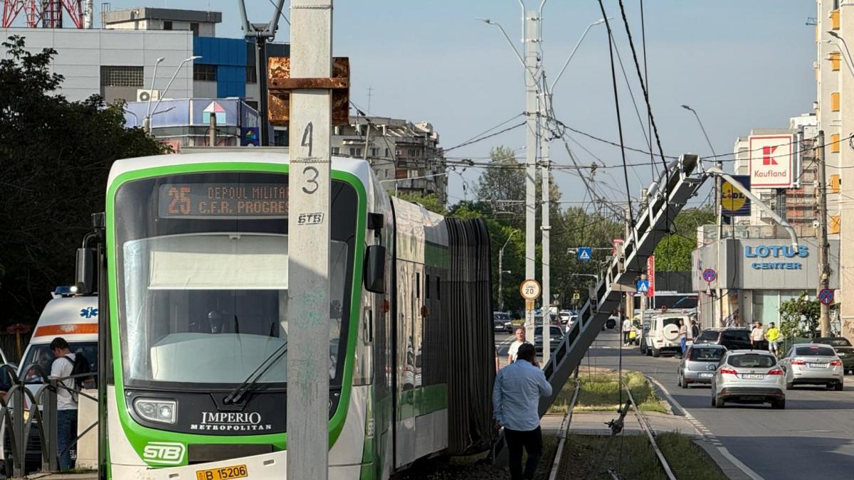 Un tramvai plin cu pasageri a deraiat pe Valea Cascadelor. Patru persoane au ajuns la spital