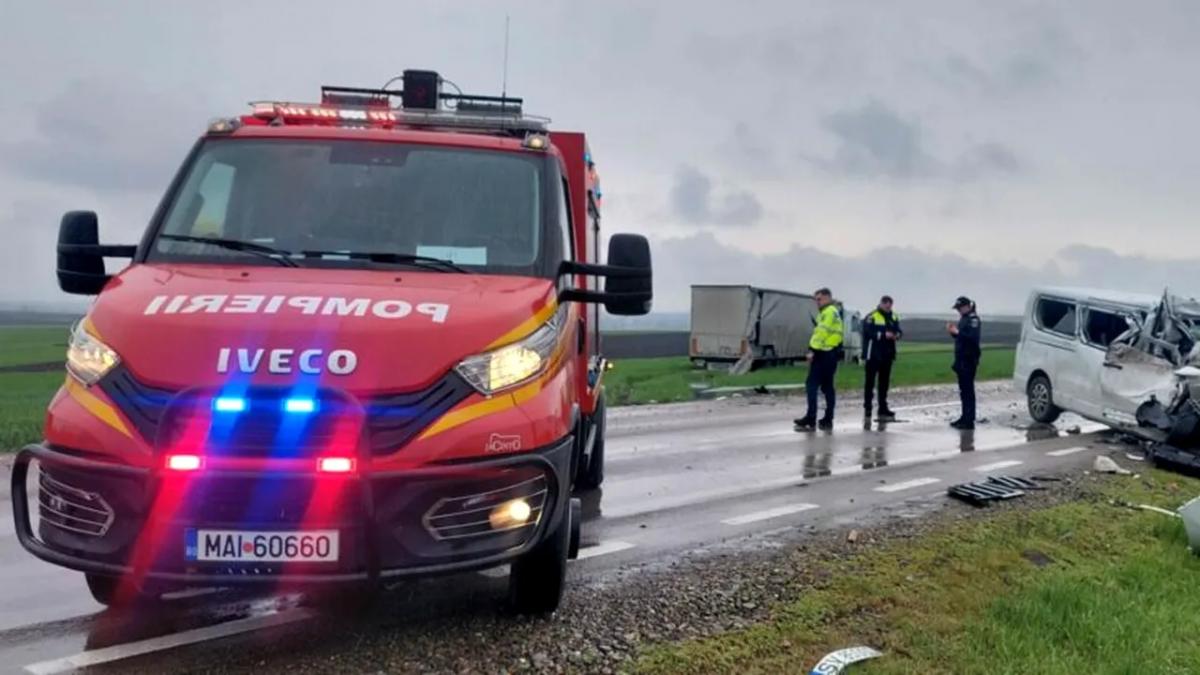 Intervenție de urgență pe E85! Patru persoane primesc îngrijiri medicale după un impact brutal între un TIR și un microbuz