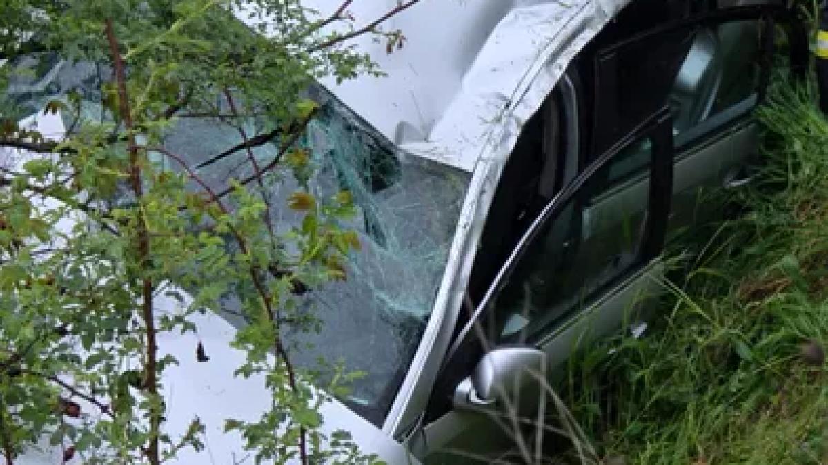 Accident spectaculos cu trei victime! O mașină a părăsit carosabilul și s-a răsturnat  într-un canal din Târgu Neamț